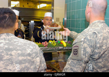 Le lieutenant-colonel Dave Bair, originaire de Washington D.C., sert le dîner de Thanksgiving de parachutistes du 3e Brigade Combat Team, 82nd Airborne Division stationnée à Fort Bragg, N.C., 25 nov. Blair, avec la 3e brigade de parachutistes, sera déployé dans les prochaines semaines dans le cadre de l'opération Iraqi Freedom. Circuit de l'armée américaine. Mitchell Taylor, 3e Brigade Combat Team Public Affairs Office Banque D'Images