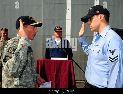 L'ARMÉE AMÉRICAINE Le Général David H. Petraeus, commandant de l'United States Central Command, re-engage technicien électronique maître de 2e classe Joshua à bord du McMann croiseur lance-missiles USS Monterey. Petraeus s'est rendu sur l'action de grâces de Monterey pour rencontrer l'équipage et les remercier de leur service. Le croiseur de la classe Ticonderoga et Carrier Strike Group 2 sont en déploiement dans la 5e flotte américaine domaine de responsabilité et sont axées sur les partenaires régionaux de rassurant l'engagement des États-Unis à la sécurité, qui favorise la stabilité et la prospérité mondiale. Banque D'Images