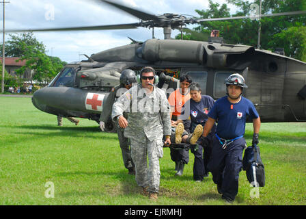 Le sergent-major de l'armée. Jose Gutierrez et spécialiste Robert Hunt transporter un homme blessé d'un hélicoptère medivac 1er décembre. Plus de 60 FOI-Bravo ont participé à des missions de secours en cas de catastrophe humanitaire au Costa Rica et au Panama. Le s.. Joel Mease Banque D'Images