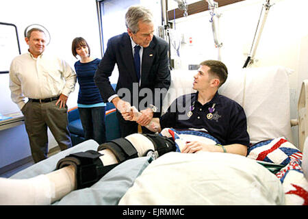 Le Président George Bush serre la main avec le personnel de l'armée américaine le Sgt. Kyle Stipp d'Avon, Ind., après lui présentant deux Purple Hearts Lundi, 22 décembre 2008, au cours d'une visite au Walter Reed Army Medical Center où le soldat se remet de blessures subies dans l'opération Iraqi Freedom. White House photo by Eric Draper. Banque D'Images