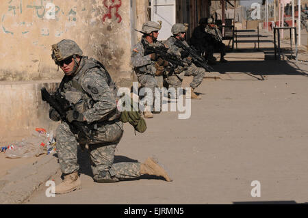 Les soldats de la Compagnie Alpha, 2e Bataillon d'infanterie, 3e Brigade Combat Team, 25e Division d'infanterie, tirez sur la sécurité pendant une patrouille à Siniyah, l'Iraq, le 16 décembre. Banque D'Images