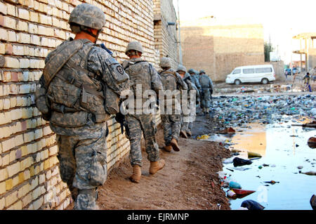 Les soldats de la Compagnie A, 1er Bataillon, 27e Régiment d'infanterie "Wolfhounds, 2e Stryker Brigade Combat Team "Warrior", 25e Division d'infanterie, actuellement à la 3e, 4e BCT Inf. Div., la Division multinationale - Bagdad, écarter une Hussaniyah neighborhood, le 29 décembre 2008, après une recherche dans la région nord-est de Bagdad pour les caches d'armes illégales. Banque D'Images