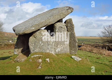 Trethevy Quoit en provenance du sud. Bien conservé une tombe mégalithique situé entre St et Darite Cleer, près de Liskeard, Cornwall, UK Banque D'Images