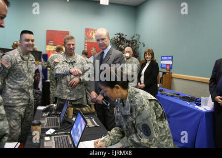 Secrétaire de l'Armée Pete Geren sergents visites avec assistant à la Sergent-major de l'Armée Le Sergent Major nominatives et les hauts conseillers engagés à l'occasion du centenaire de la Conférence Club à Fort Bliss, au Texas. Banque D'Images