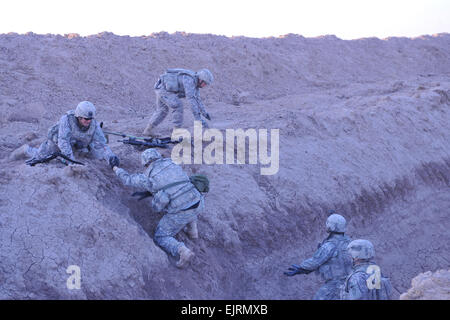 Les soldats de l'Armée américaine à partir de la 3e Bataillon, 21e Régiment d'infanterie, 1ère Stryker Brigade Combat Team, 25e Division d'infanterie, s'aider mutuellement à se sortir d'un canal d'irrigation le 27 décembre 2008. L'armée américaine est en partenariat avec l'armée iraquienne pour effacer la vallée de la rivière Diyala et perturber al-Qaïda en Irak et les réseaux des caches d'armes dans et autour de la province de Diyala en Irak. Banque D'Images