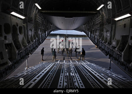 Les soldats du 1er Bataillon de Reconnaissance, d'attaque, 227e Régiment d'aviation, 1st Air Cavalry Brigade, Division de cavalerie, commencer à charger un AH-64D'hélicoptère d'attaque Apache sur un Air Force C-17 Globemaster III, Robert Gray Army Airfield, de Fort Hood, au Texas, le 10 janvier. Chargement d'un seul Apache sur le C-17 exige que les 4 pales du rotor principal, stabilator et toutes les antennes de radio à être retiré de l'hélicoptère. L'Apache est chargé sur le C-17 que la formation en cours de route à Fort Irwin, en Californie, pour la rotation d'un mois au Centre National d'entraînement. Banque D'Images