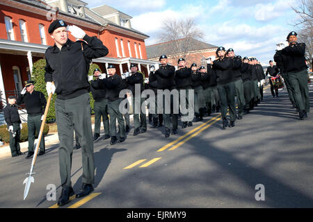 Le sergent-chef de l'armée. Russell Smith, chef tambour-major avec le 3e Régiment d'infanterie américaine Vieille Garde du Corps de fifres et tambours entraîne la formation vers le bas de l'Avenue Sheridan le 9 janvier 2009, à Fort Myer, Va., en préparation pour le président élu Barack Obama's parade inaugurale le 20 janvier à Washington, D.C. The Fife and Drum Corps défileront 58 membres au cours du défilé, ce qui est le plus grand groupe qu'ils aient jamais joué avec. Le sergent-major de l'armée. Vieille Garde Carden Michael J. Fife and Drum Corps se prépare pour l'inauguration /-news/2009/01/14/15757-old-guard-fife-et-drum-corps-prépare-pour-inauguration/ Banque D'Images