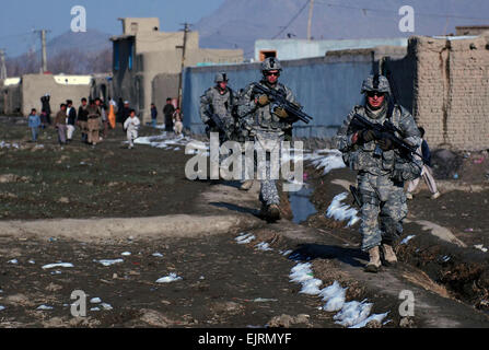 Le s.. Henry Baez, de Chicago, de la CPS. Todd, Verstrate de Kewanee, Ill., ainsi que d'autres soldats de la société Delta Forces de sécurité, 33e Infantry Brigade Combat Team, effectuer une patrouille à pied à Kaboul, Afghanistan. La patrouille aide les soldats à se familiariser avec la zone ainsi que parler à des villageois et les anciens du village. La CPS. Luke S. Austin, photojournaliste Banque D'Images