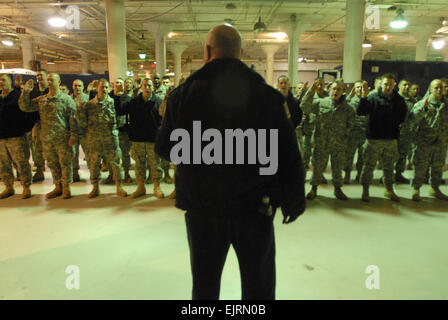 Washington, D.C. Un agent de police supplée les soldats de la Compagnie C, 1er Bataillon, 175e Régiment d'infanterie, Maryland National Guard, lundi, 20 janvier 2009, pour son aide dans les cérémonies inaugurales pour le président Barack Obama. Plus de 1 000 soldats ont été MDARNG ses délégués pour assurer la sécurité de l'événement. Le s.. S. Patrick McCollum, 58e IBCT Banque D'Images