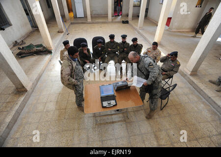 Le sergent de l'armée américaine. John Tremblay de Killeen, Texas, de B Troop, 1er Escadron, 9e régiment de cavalerie, 4e Brigade Combat Team, 1re Division de cavalerie, Ministère de l'Iraquien demande des douaniers sur le leadership de la frontière dans le Fort Al Hwayza Maysan province, l'Iraq, le 23 janvier. Banque D'Images