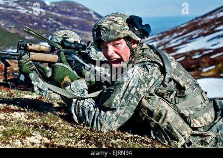 Le sergent de l'armée. 1re classe Kyle Silvernale hurle des commandes à ses troupes lors de la formation d'assaut aérien dans Alaskaís Montagnes Chugach, le 12 mai 2011. Silvernale est attribuée à la société C, 1er Bataillon, 501e Régiment d'infanterie. Airman Senior Christopher Gross, U.S. Air Force. Banque D'Images