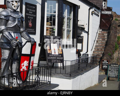 Le chevalier Shop à Conwy, au nord du Pays de Galles, la vente d'épées, armures, blasons, etc. Banque D'Images