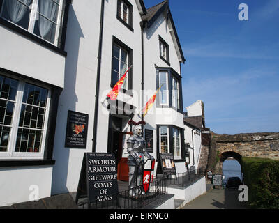 Le chevalier Shop à Conwy, au nord du Pays de Galles, la vente d'épées, armures, blasons, etc. Banque D'Images