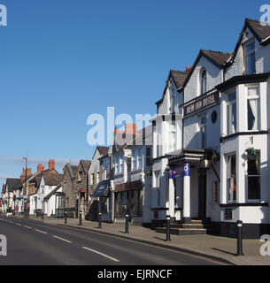 Rue principale de Rhuddlan, Pays de Galles, avec ses boutiques, cafés et pubs. Banque D'Images