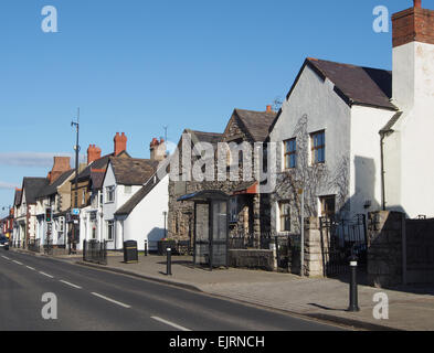 Rue principale de Rhuddlan, Pays de Galles, avec ses boutiques, cafés et pubs. Banque D'Images