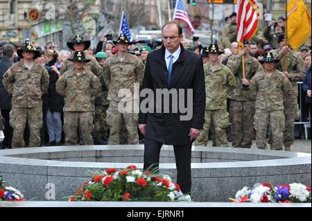 Pilsen, République tchèque. Mar 31, 2015. Le vice-ministre de la Défense Daniel Kostoval (centre) et délégation de soldats américains rendent hommage aux soldats américains qui sont tombés au cours de libération de la Tchécoslovaquie, à la Plzen memorial, Pilsen, République tchèque, le 31 mars 2015. Photo : CTK/Alamy Live News Banque D'Images