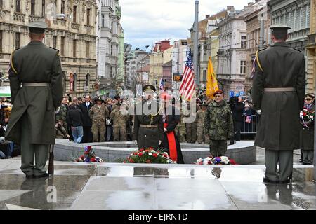 Pilsen, République tchèque. Mar 31, 2015. Délégation de soldats américains rend hommage aux soldats américains qui sont tombés au cours de libération de la Tchécoslovaquie, à la Plzen memorial, Pilsen, République tchèque, le 31 mars 2015. Le cardinal Dominik Duka centre sur la photo. Photo : CTK/Alamy Live News Banque D'Images