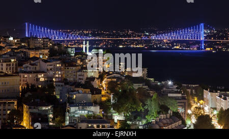 Pont du Bosphore par nuit à partir de la tour de Galata, Istanbul, Turquie. Banque D'Images