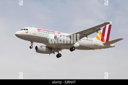 Germanwings un Airbus A319 s'approchant pour l'aéroport El Prat le 29 mars 2015 à Barcelone, Espagne. Banque D'Images