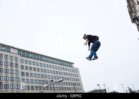 Coureurs libre pratique de Parkour. Parkour est une approche globale de la discipline formation practitionaers permettant d'obtenir de A à B de la manière la plus efficace possible. Il a développé à partir de l'entraînement militaire dans la lutte contre l'ossature des parcours d'obstacles et l'accent sur le maintien de l'élan autant que possible de sauter, se balancer, le matériel roulant et l'Ecole d'aide de leur environnement urbain pour la propulsion. Waterloo, Londres. Banque D'Images