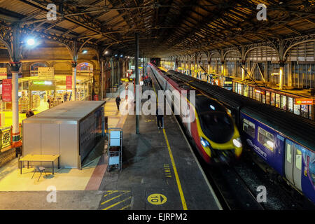 Preston, Lancashire : gare ferroviaire Preston comme un train approche vierge sur la ligne de la côte ouest. Banque D'Images