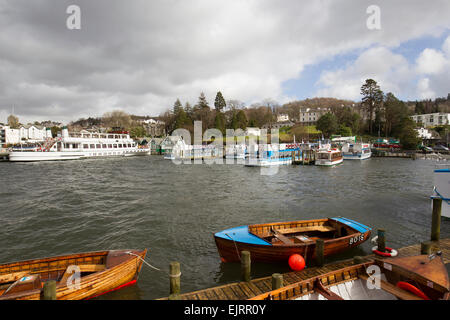 Le lac Windermere, Lake District, UK. 31 mars, 2015. Météo France : 45 km/h rafales de vent de stopper tous les bateaux sur le lac Windermere Bowness Bay météo changeante en quelques minutes à la pluie Sun Crédit : Gordon Shoosmith/Alamy Live News Banque D'Images