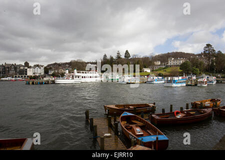 Le lac Windermere, Lake District, UK. 31 mars, 2015. Météo France : 45 km/h rafales de vent de stopper tous les bateaux sur le lac Windermere Bowness Bay météo changeante en quelques minutes à la pluie Sun Crédit : Gordon Shoosmith/Alamy Live News Banque D'Images