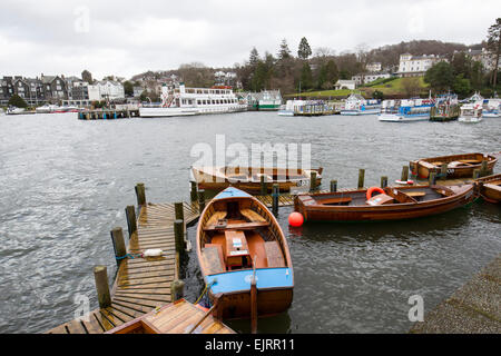 Lake District 3er mars 2015. 45km/h rafales de vent de stopper tous les bateaux sur le lac Windermere Bowness Bay météo changeante en quelques minutes à la pluie Sun Crédit : Gordon Shoosmith/Alamy Live News Banque D'Images