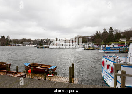 Le lac Windermere, Lake District, UK. 31 mars, 2015. Météo France : 45 km/h rafales de vent de stopper tous les bateaux sur le lac Windermere Bowness Bay météo changeante en quelques minutes à la pluie Sun Crédit : Gordon Shoosmith/Alamy Live News Banque D'Images