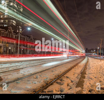 Des sentiers de lumière à partir d'une voiture de la rue à Toronto Banque D'Images
