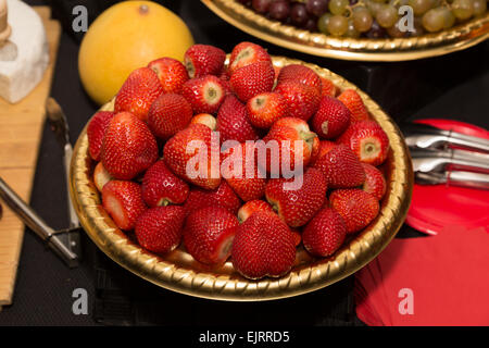 Vue de haut d'un bon nombre de fraises juteuses dans une baignoire Banque D'Images