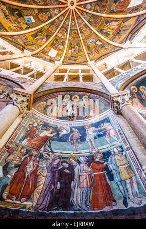 Parma, fresques peintures et sculptures dans le baptistère de la basilique cathédrale Banque D'Images