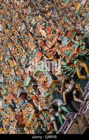 Détail des sculptures sur le gopuram au Temple Sri Meenakshi à Madurai Banque D'Images