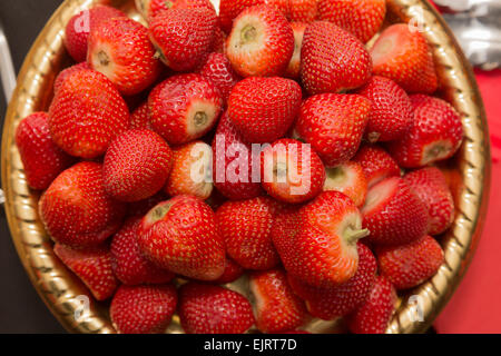 Vue de haut d'un bon nombre de fraises juteuses dans une baignoire Banque D'Images