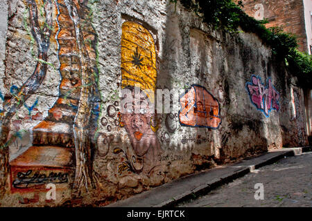 Salvador de Bahia, Brésil,public art mural, graffitis, sur un mur de pierre le long d'une rue à Salvador de Bahia, Brésil, Banque D'Images