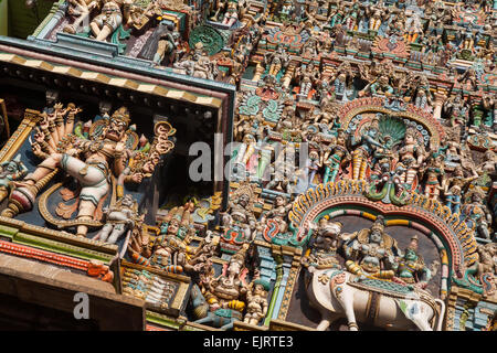 Détail des sculptures sur le gopuram au Temple Sri Meenakshi à Madurai Banque D'Images