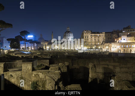 Forum de Trajan (Foro di Traiano) et la colonne Trajane la nuit Banque D'Images