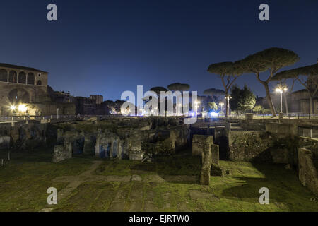 Partie de du Forum de Trajan (Foro di Traiano) de nuit montrant certaines des ruines et with copy space Banque D'Images