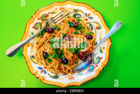 Spaghetti à la sicilienne sardines et olives dans un bol décoré Banque D'Images