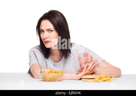 Photo de femme avec des fruits rejetant hamburger Banque D'Images