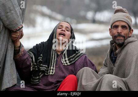 Srinagar, au Cachemire sous contrôle indien. Mar 31, 2015. Les villageois du cachemire pleurent la mort de leurs parents, tués dans un glissement de terrain dans le village de Laden à environ 45 km au sud de Srinagar, capitale d'été du Cachemire sous contrôle indien, le 31 mars 2015. A déclaré mardi les autorités 15 corps ont été récupérés à partir de la boue et des débris d'une maison touchée par des glissements de terrain dans le Cachemire sous contrôle indien. De fortes pluies ont provoqué des glissements de terrain le lundi, qui a frappé une maison d'habitation, d'enfouir 16 détenus vivants au village Laden de Budgam district. Credit : Javed Dar/Xinhua/Alamy Live News Banque D'Images