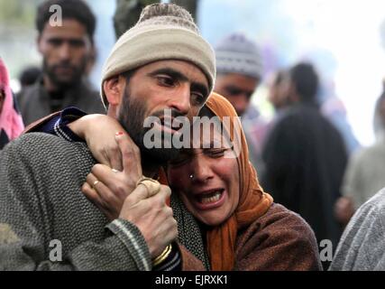 Srinagar, au Cachemire sous contrôle indien. Mar 31, 2015. Les villageois du cachemire pleurent la mort de leurs parents, tués dans un glissement de terrain dans le village de Laden à environ 45 km au sud de Srinagar, capitale d'été du Cachemire sous contrôle indien, le 31 mars 2015. A déclaré mardi les autorités 15 corps ont été récupérés à partir de la boue et des débris d'une maison touchée par des glissements de terrain dans le Cachemire sous contrôle indien. De fortes pluies ont provoqué des glissements de terrain le lundi, qui a frappé une maison d'habitation, d'enfouir 16 détenus vivants au village Laden de Budgam district. Credit : Javed Dar/Xinhua/Alamy Live News Banque D'Images