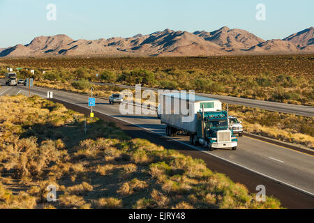 Le trafic à travers l'Amérique sur l'interstate I-10, Arizona, USA Banque D'Images