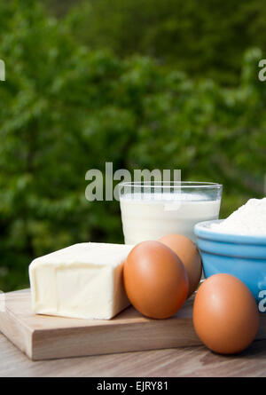 Ingrédients gâteau y compris lait oeufs beurre et la farine. Banque D'Images