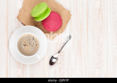 Tasse à café, macarons colorés et déposer sur la table en bois blanc, avec copie espace Banque D'Images