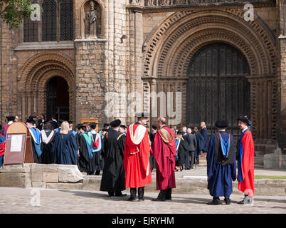 Cérémonie de remise des diplômes universitaires en face de la cathédrale de Lincoln, Lincolnshire, Angleterre Banque D'Images