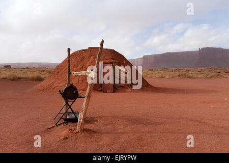 Hogan traditionnelle Navajo de Monument Valley Navajo Tribal Park, au sud-ouest USA Banque D'Images