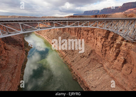 Vieux pont piétonnier historique Navajo au-dessus du fleuve Colorado dans le canyon de marbre entre l'Utah et l'Arizona, sud-ouest des États-Unis Banque D'Images