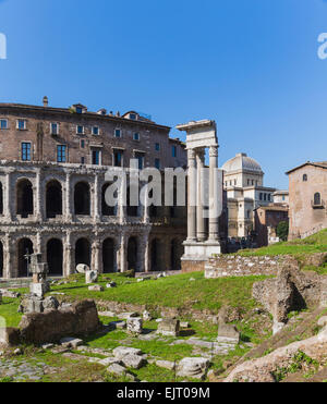 Rome, Italie. Le théâtre de Marcellus, à gauche, et le temple d'Apollon, à droite. Banque D'Images