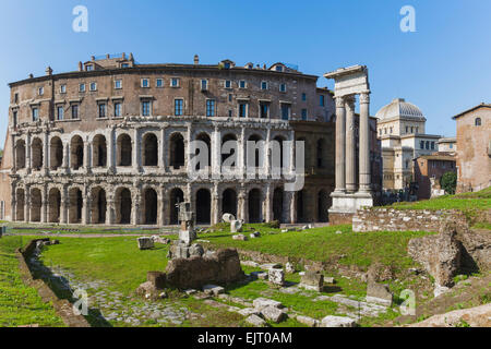 Rome, Italie. Le théâtre de Marcellus, à gauche, et le temple d'Apollon, à droite. Banque D'Images